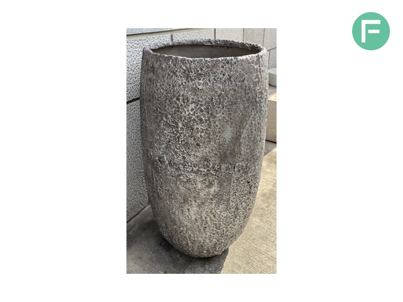 Vasi in cemento alleggerito realizzati con la miscela GFRC da Marius Solomon 
