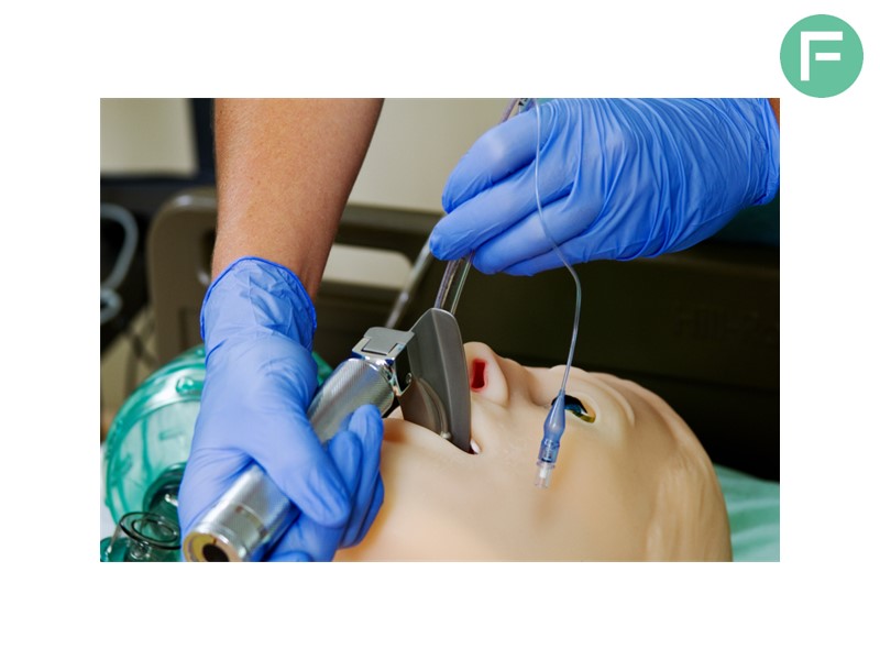 Manichino chirurgico utilizzato nelle università e negli ospedali per un'esercitazione pratica d'intubazione del paziente